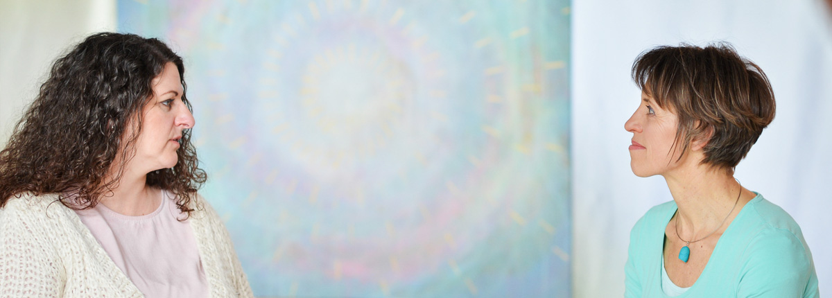 Hasya Esther Gleede mit einer Klientin im Coaching-Gespräch