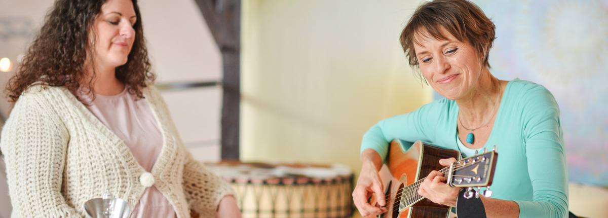 Esther Gleede bei der Klangheilreise mit ihrer Klientin