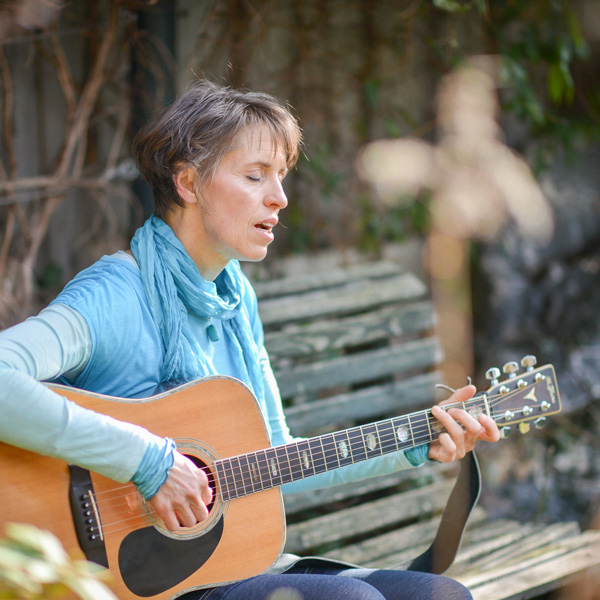 Esther Gleede bei der Begleitung von Gruppen Klangreisen
