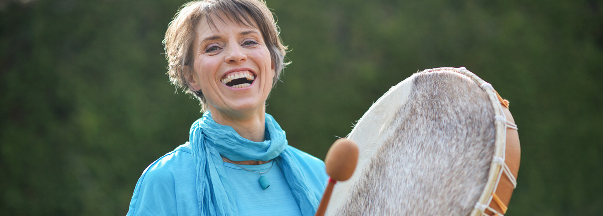 Hasya Esther Gleede begleitet Gruppen und singt gemeinsam Mantren mit Ihnen.